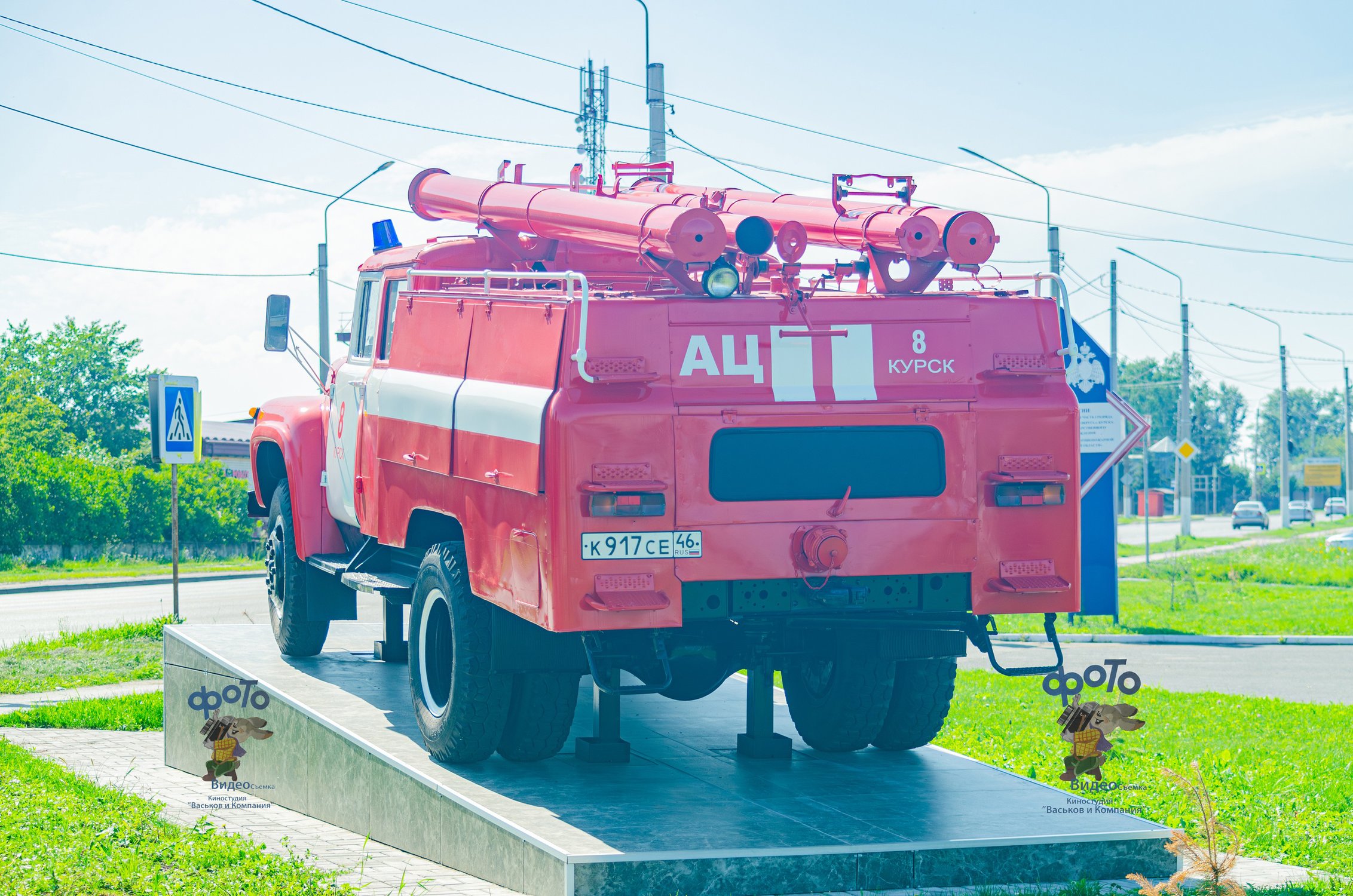 Памятник пожарному ретро-автомобилю ЗИЛ-130. Город Курск