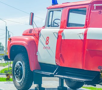 памятник пожарному ретро-автомобилю ЗИЛ-130. город Курск