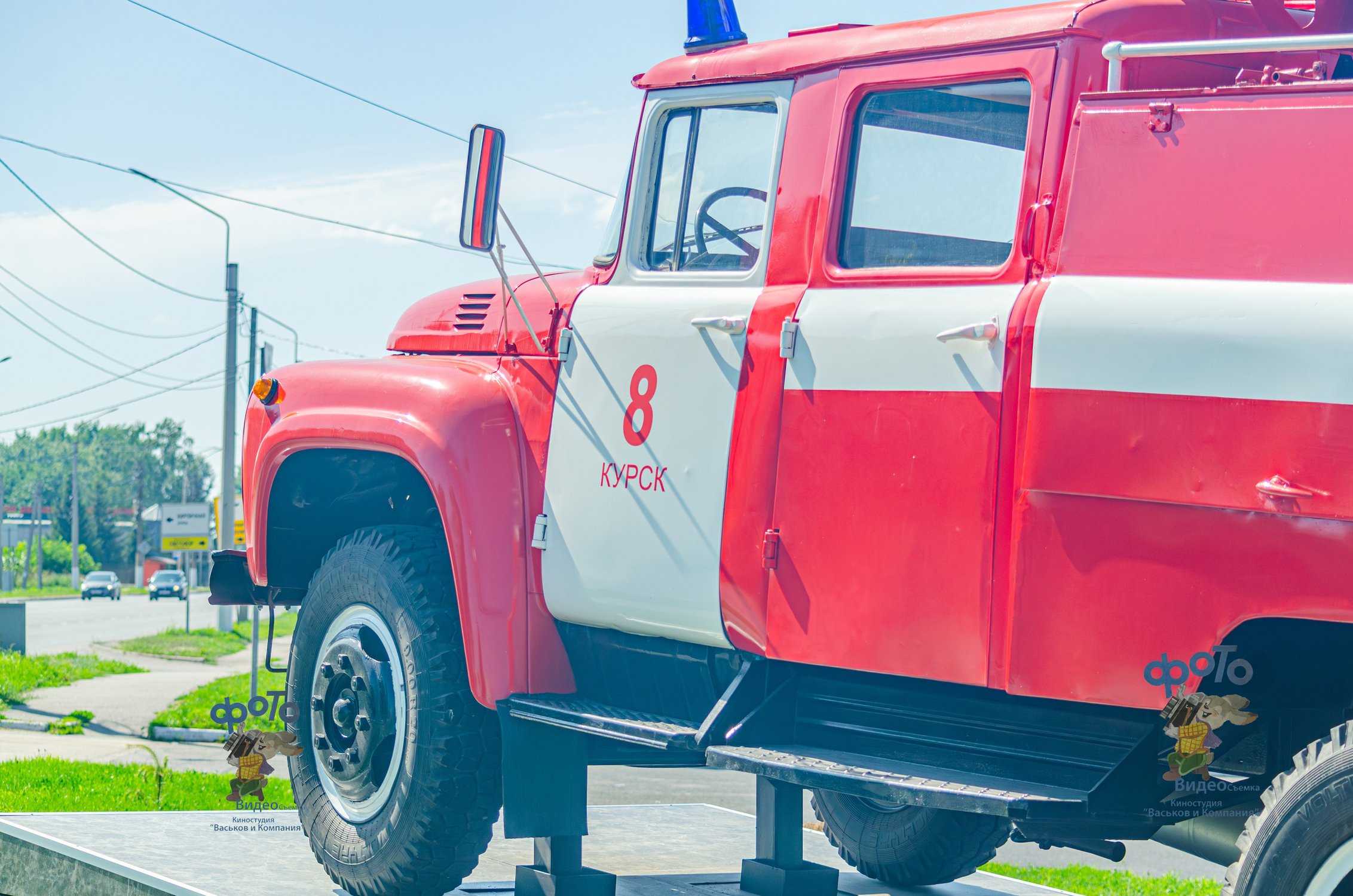 Памятник пожарному ретро-автомобилю ЗИЛ-130. Город Курск