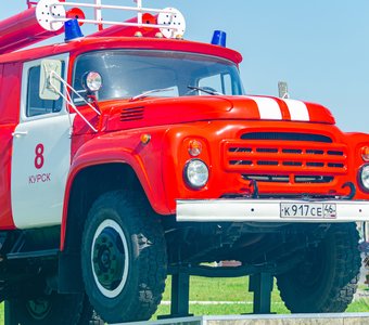 памятник пожарному ретро-автомобилю ЗИЛ-130. город Курск