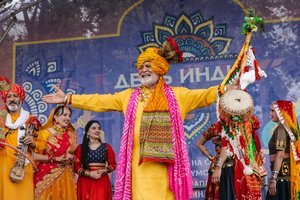 Йога, холи и танцы: как в Москве отпраздновали День Индии