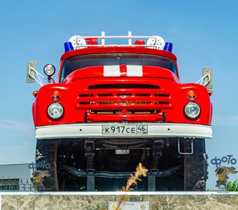 памятник пожарному ретро-автомобилю ЗИЛ-130. город Курск