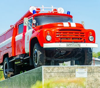 памятник пожарному ретро-автомобилю ЗИЛ-130. город Курск