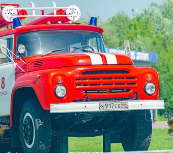 памятник пожарному ретро-автомобилю ЗИЛ-130. город Курск