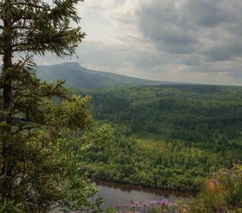 Вид с Камня Ветлан на Полюдов камень, Пермский край