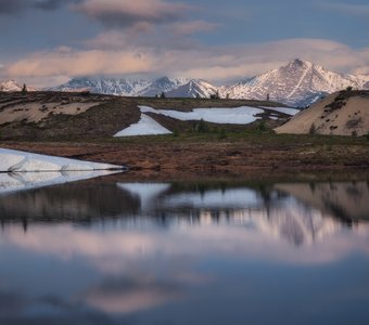 Рассвет с видом на хребет Оханджа