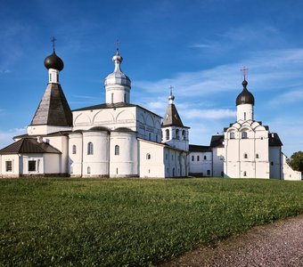 На территории монастыря