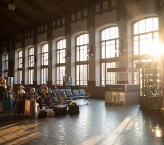 Закат в окнах Витебского вокзала в Санкт-Петербурге