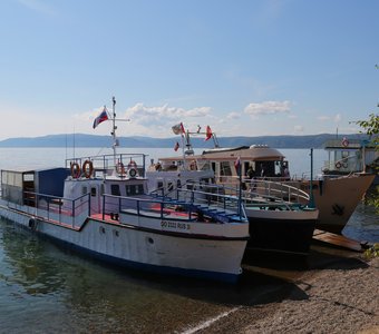 Теплоходы на озере Байкал