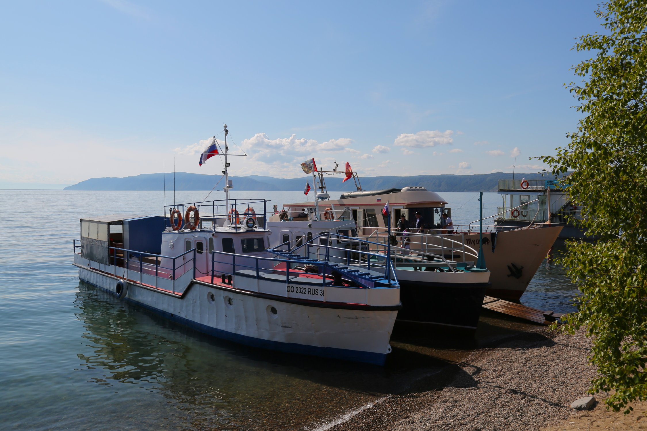 Теплоходы на озере Байкал