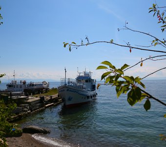 Теплоход на причале озера Байкал