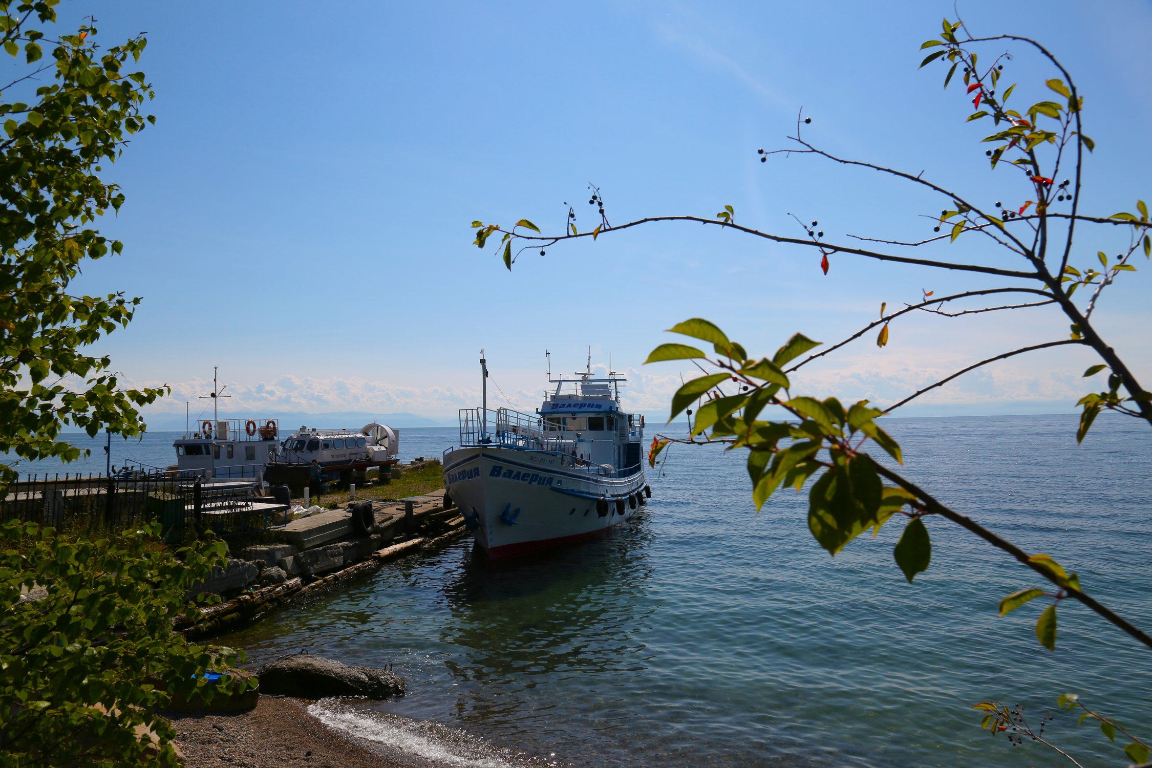 Теплоход на причале озера Байкал