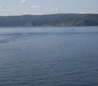 Водная гладь озера Байкал