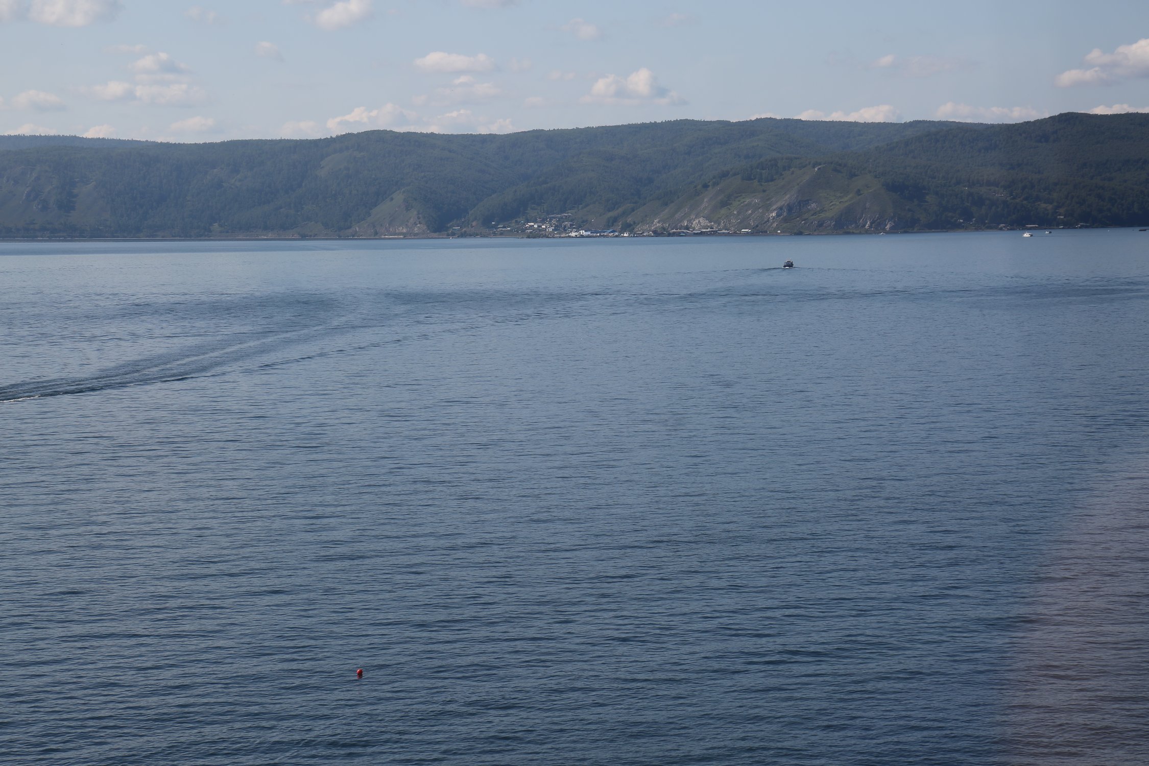 Водная гладь озера Байкал