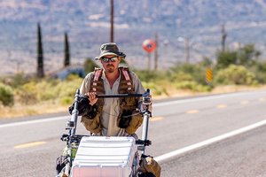 Британец отправился в пешую кругосветку. Он идёт уже 27 лет