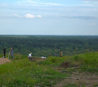 Археологические раскопки на берегу реки Колвы