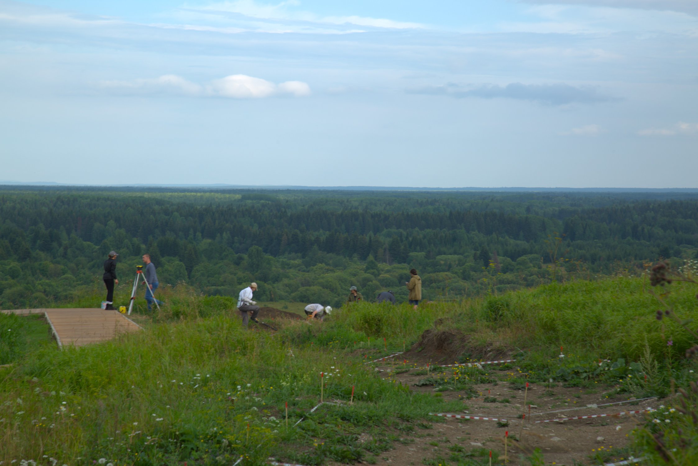 Археологические раскопки на берегу реки Колвы