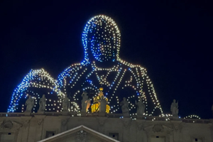 Тысячи дронов воссоздали шедевры Микеланджело в небе над Ватиканом