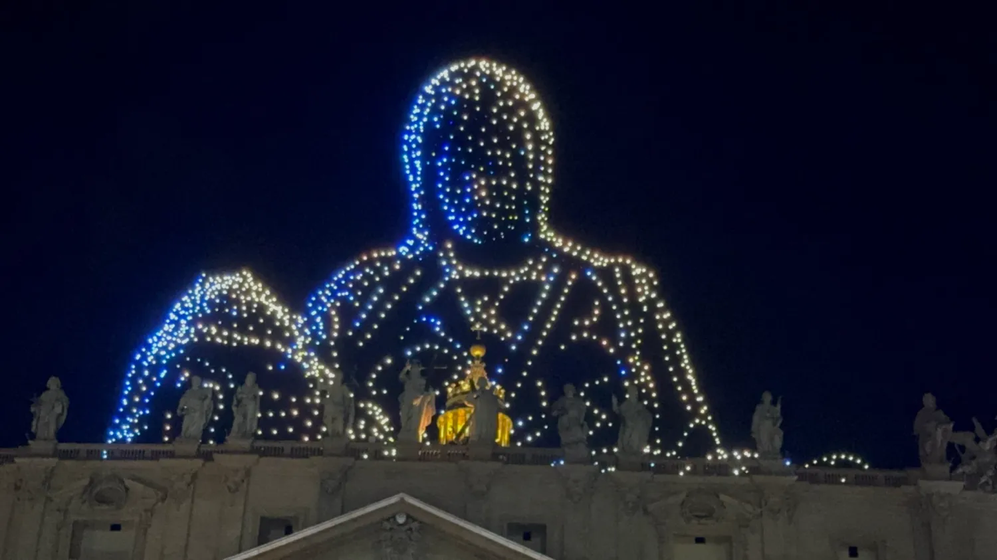 Тысячи дронов воссоздали шедевры Микеланджело в небе над Ватиканом