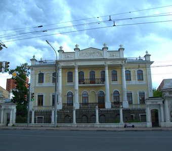 Здание со львами в Ярославле