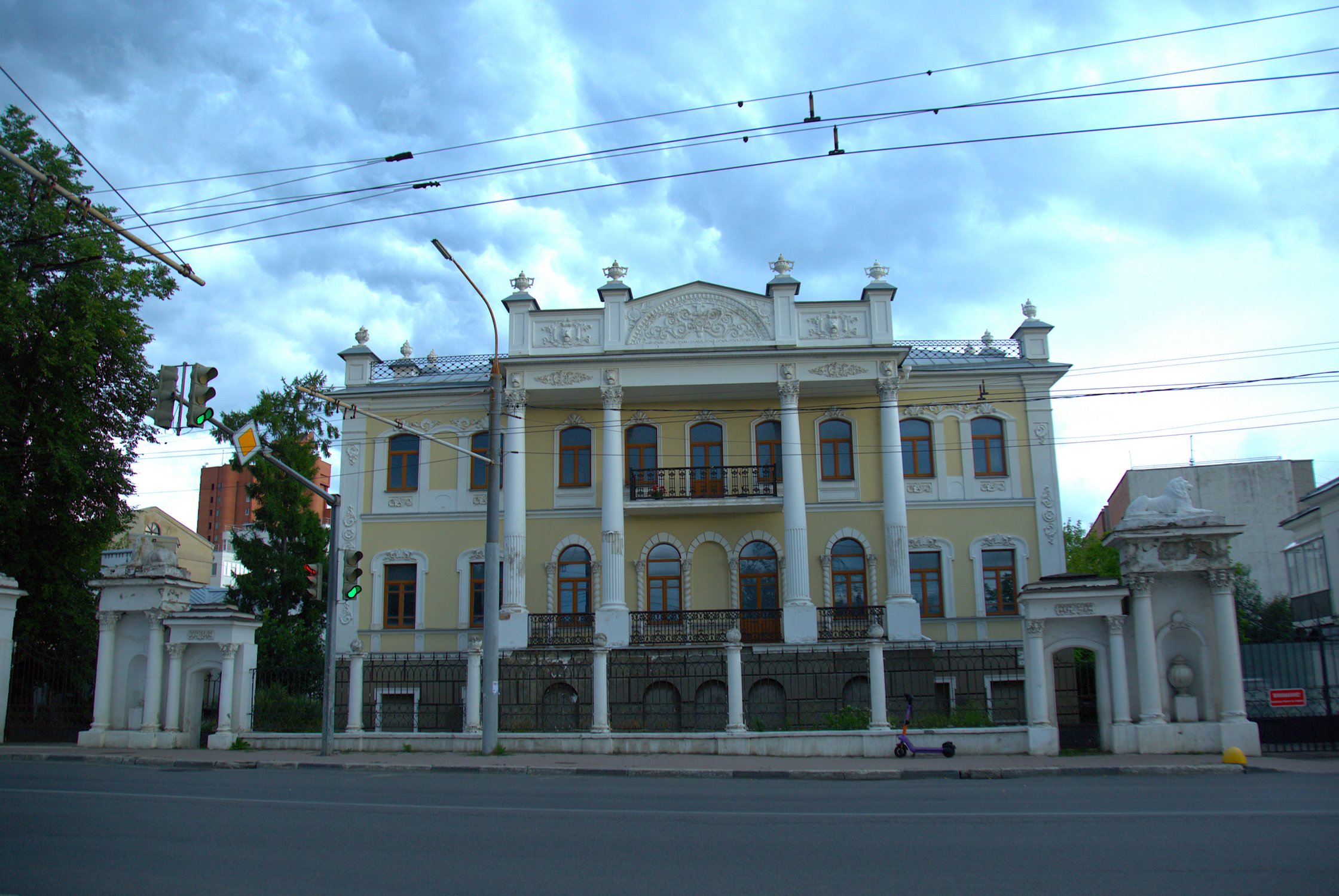 Здание со львами в Ярославле