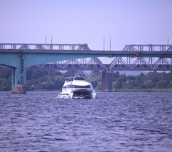 Мост через реку Волга в Ярославле