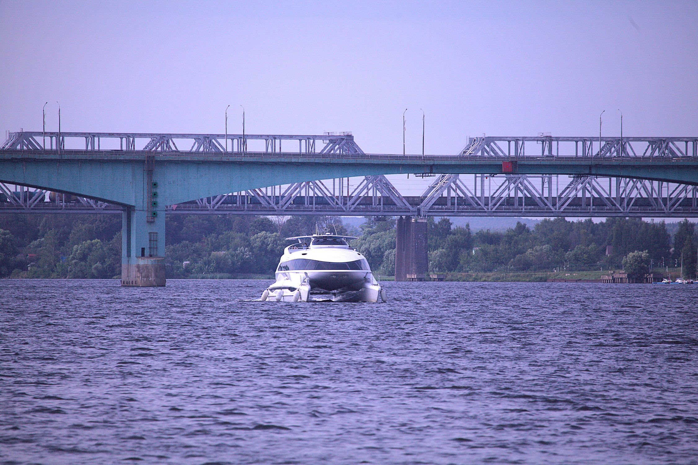 Мост через реку Волга в Ярославле