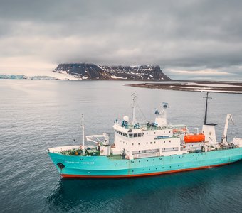 НИС "Профессор Молчанов" у берегов ЗФИ