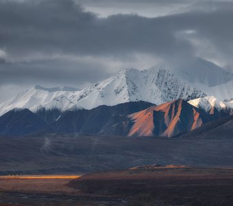 Редкий луч солнца в горах