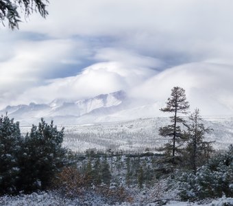 Первый снег на хребте Большой Аннгачак