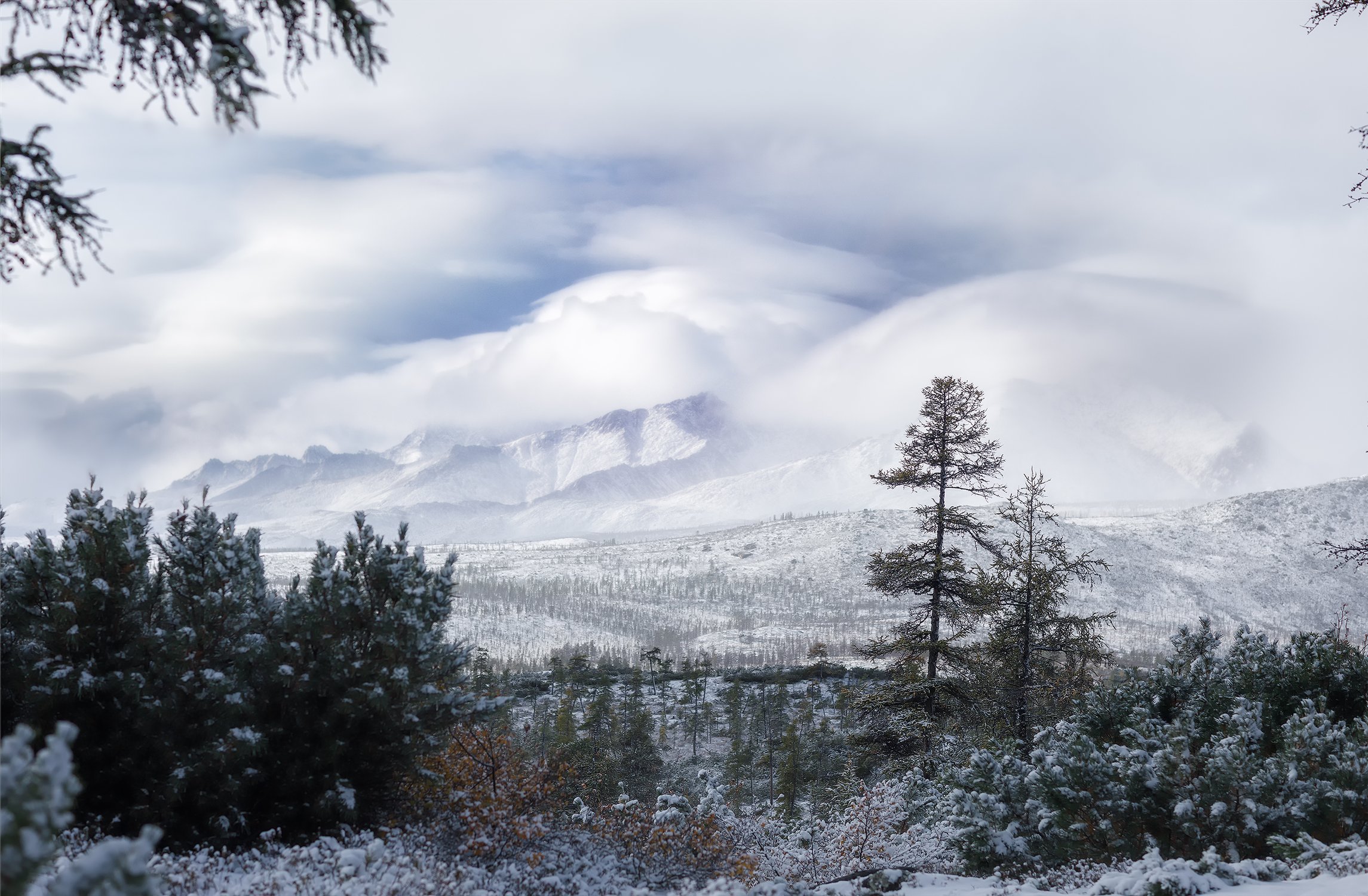 Первый снег на хребте Большой Аннгачак