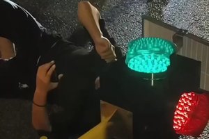 Удивительные истории из Китая: мужчина застрял головой в светофоре