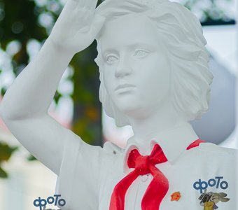 Скульптура пионерки. город Курск