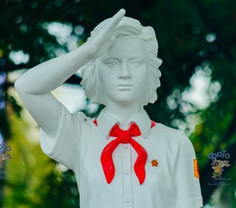 Скульптура пионерки. город Курск