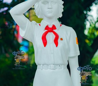 Скульптура пионерки. город Курск