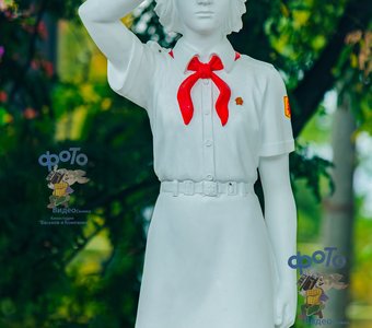 Скульптура пионерки. город Курск