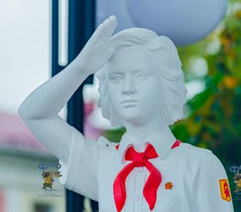 Скульптура пионерки. город Курск