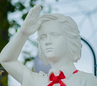 Скульптура пионерки. город Курск