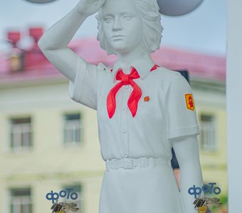 Скульптура пионерки. город Курск