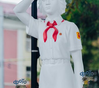 Скульптура пионерки. город Курск