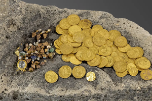 В Израиле обнаружили уникальный клад из золотых монет и украшений