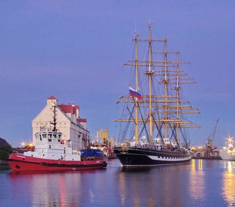 Выход "Крузенштерна" из Калининградского мосркого рыбного порта