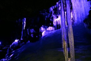 Ледяной аттракцион Японии: лавовая пещера с трехметровыми столбами льда