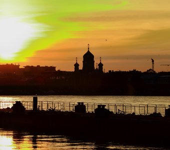 Санкт-Петербург. Вид на Успенский собор с Английской набережной на закате