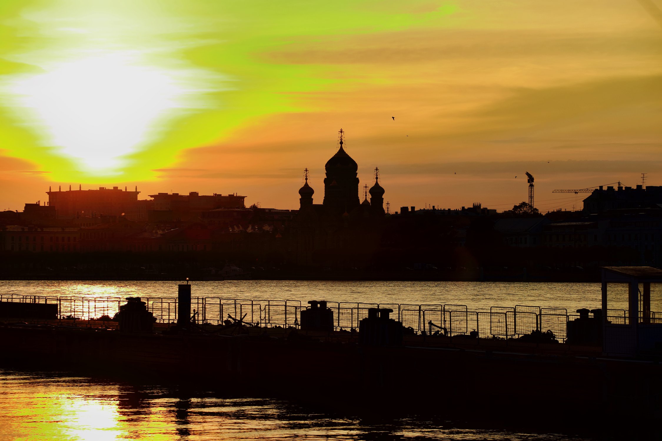 Санкт-Петербург. Вид на Успенский собор с Английской набережной на закате