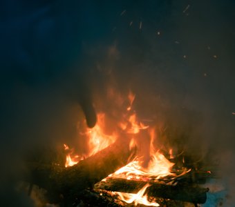 Снег, костёр и сосиска