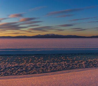 Два рыбака идут на сига на реке Амур