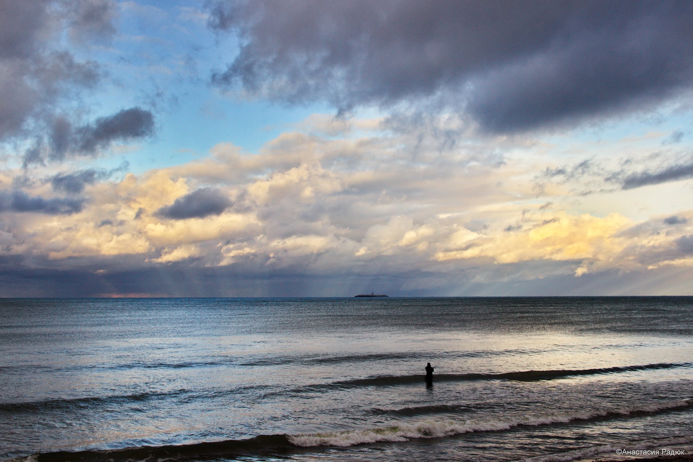 Рыбалка в противосумеречных лучах