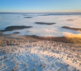 Кандалакшский залив под зимнем покрывалом января.