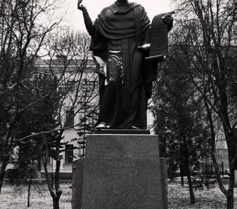 Памятник святителю Кириллу Туровскому.